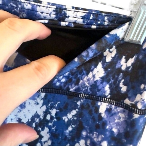 ALO Yoga Blue Patterned Leggings - Picture 6 of 9